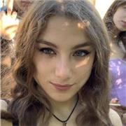 Ragazza impartisce ripetizioni e aiuto compiti